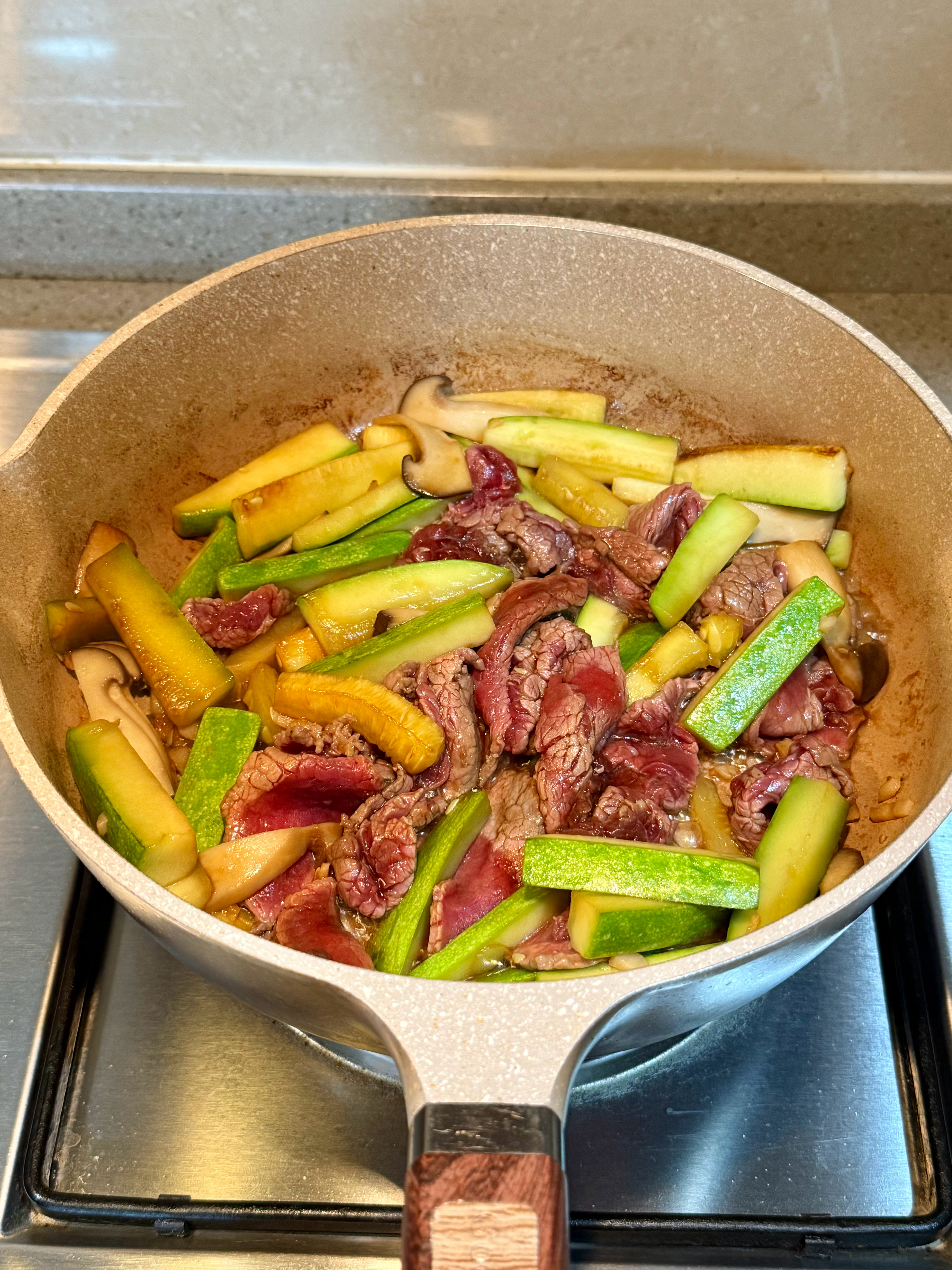 今日份午餐🍚🥢｜有机西葫芦+有机迷你杏鲍菇+鲜切黄牛肉，炒炒炒🐂饭后甜品是