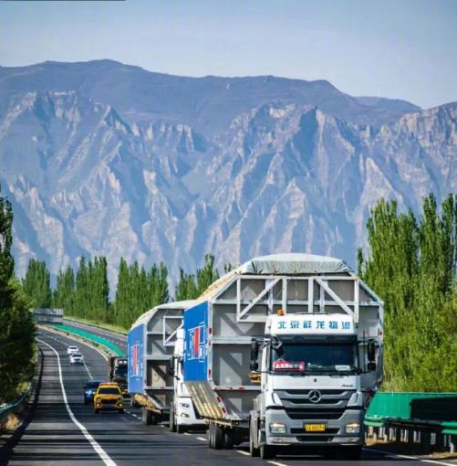 中国航天再次向人类的又一个首次发起冲击，图为朱雀二号经过道路运输送进发射场的情景