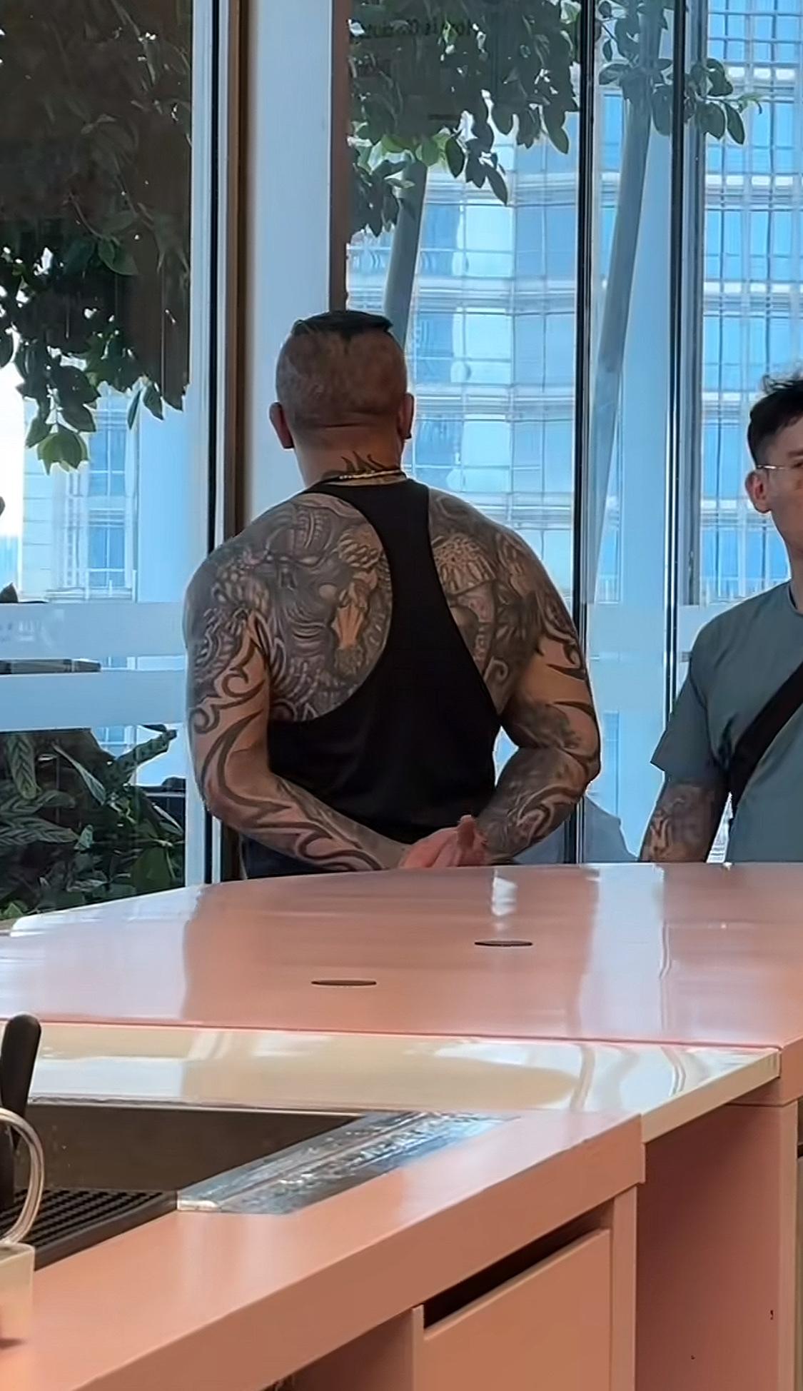 难怪馆长上海行不需要保镖，这背影谁看了不害怕？

那手臂比很多人的大腿都粗了吧，