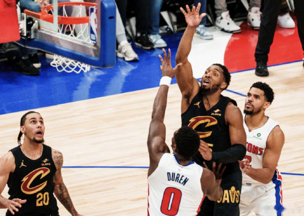 NBA季后赛｜活塞力克骑士再下一城！大比分2-0领先，坎宁安25分10助，米切尔