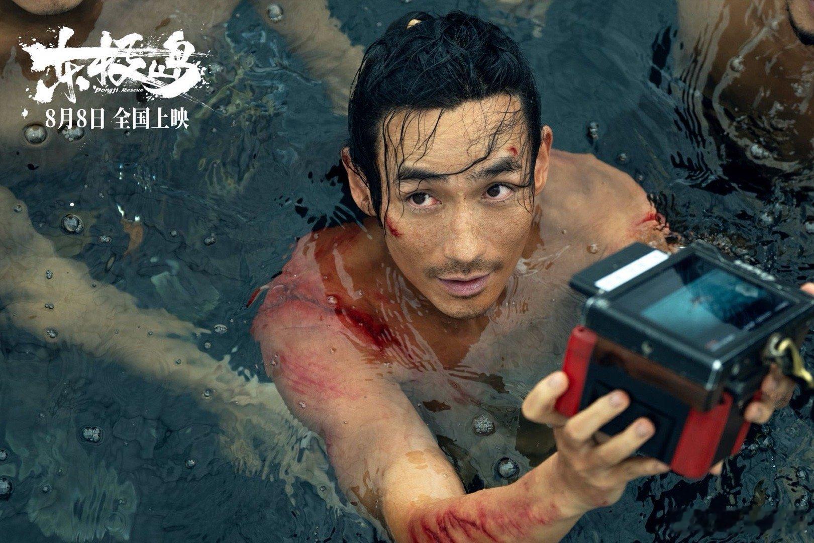 朱一龙吴磊东极岛惊险水下戏 阿赑拽阿荡头发那下真的又好笑又戳人！一个好奇往前凑，