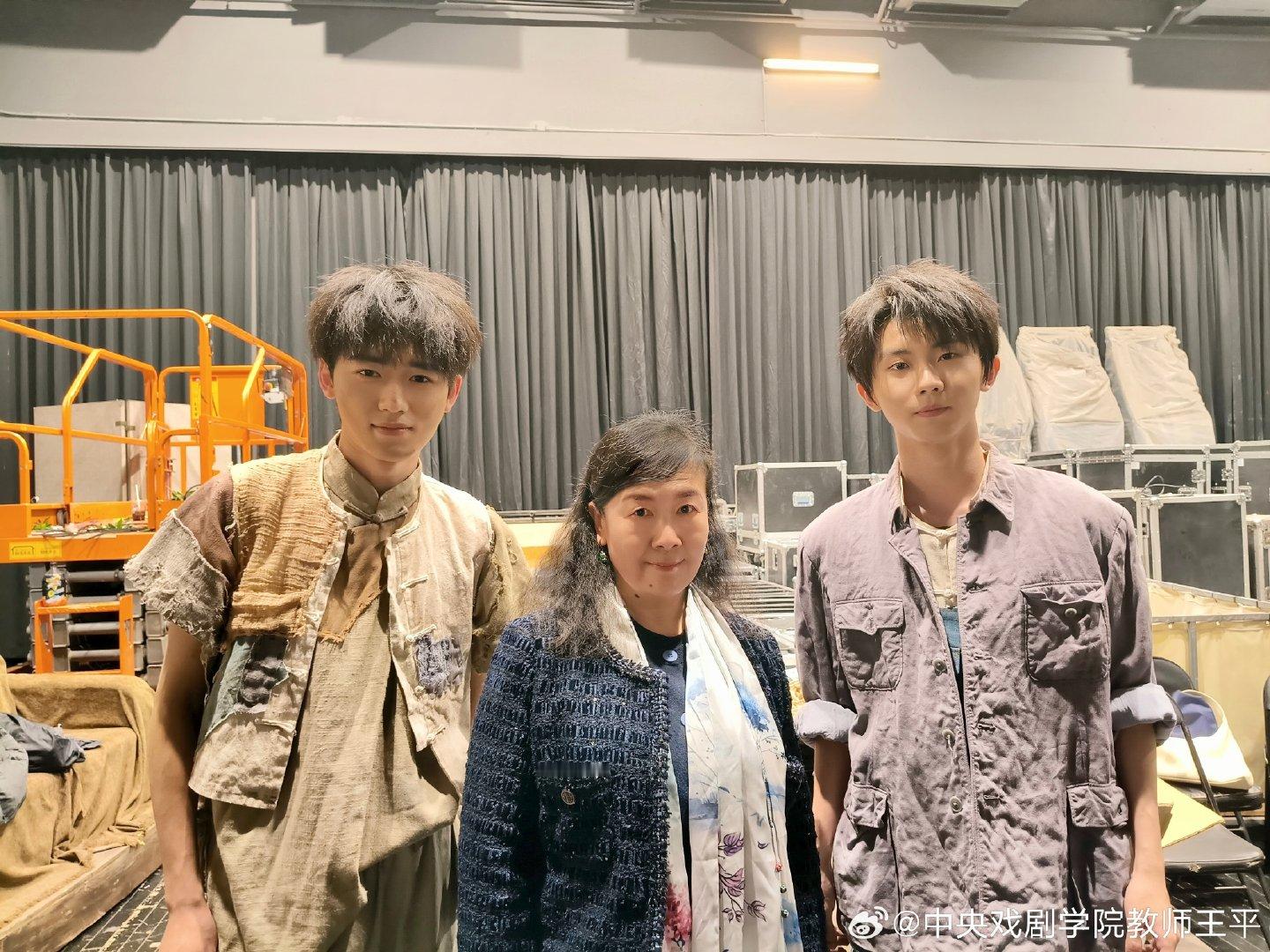 中戏老师晒马嘉祺宋亚轩合照 中戏老师晒马嘉祺宋亚轩合照，是参演毕业大戏的两个宝宝