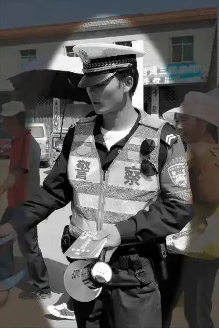 22 岁辅警赵志牺牲后，他母亲只提了一个，让全网泪奔的请求，事发时，赵志的右手还