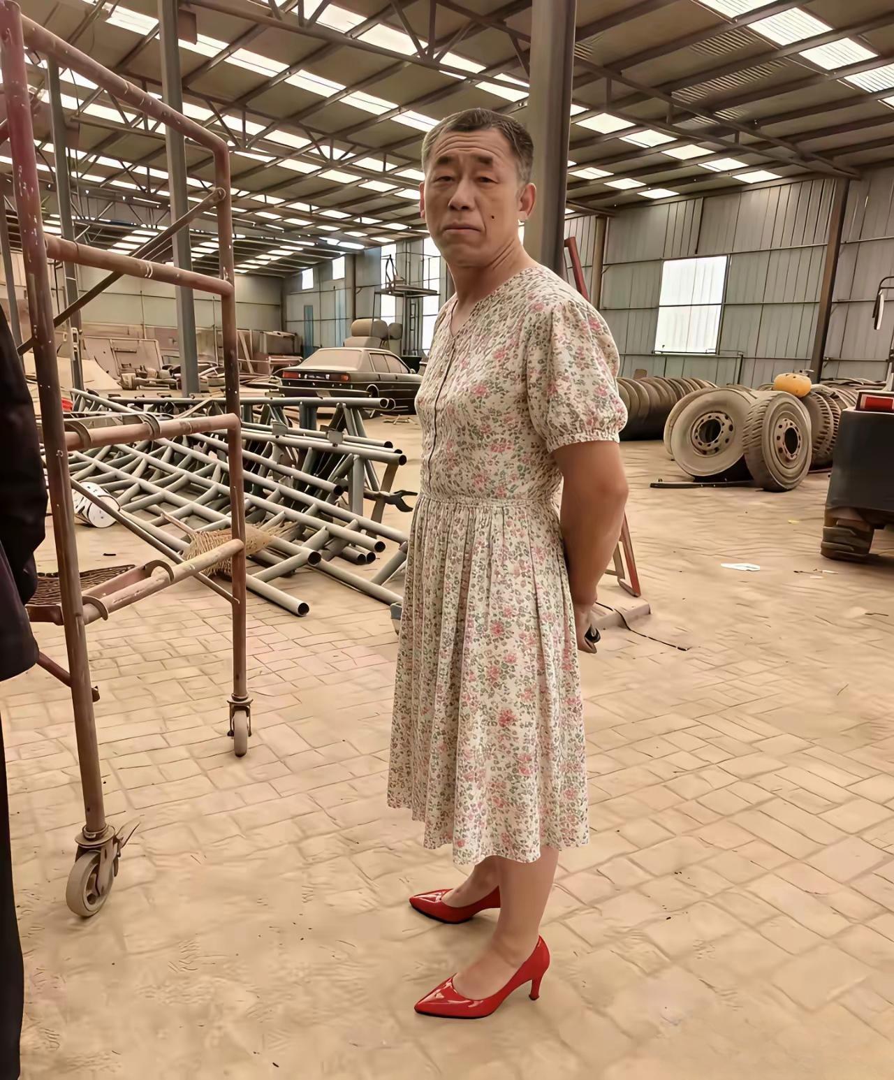 第一眼你能分清这是大叔还是大妈？
 
看这位穿着碎花连衣裙搭配红色高跟鞋，
大家