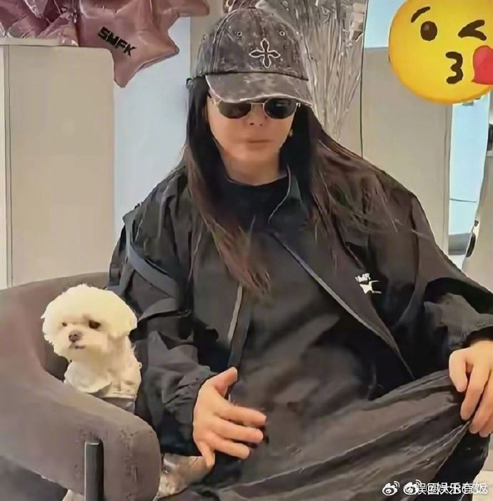 认不出这是王祖贤 有网友偶遇58岁王祖贤逛街，照片中容貌变化明显，让许多人感叹认