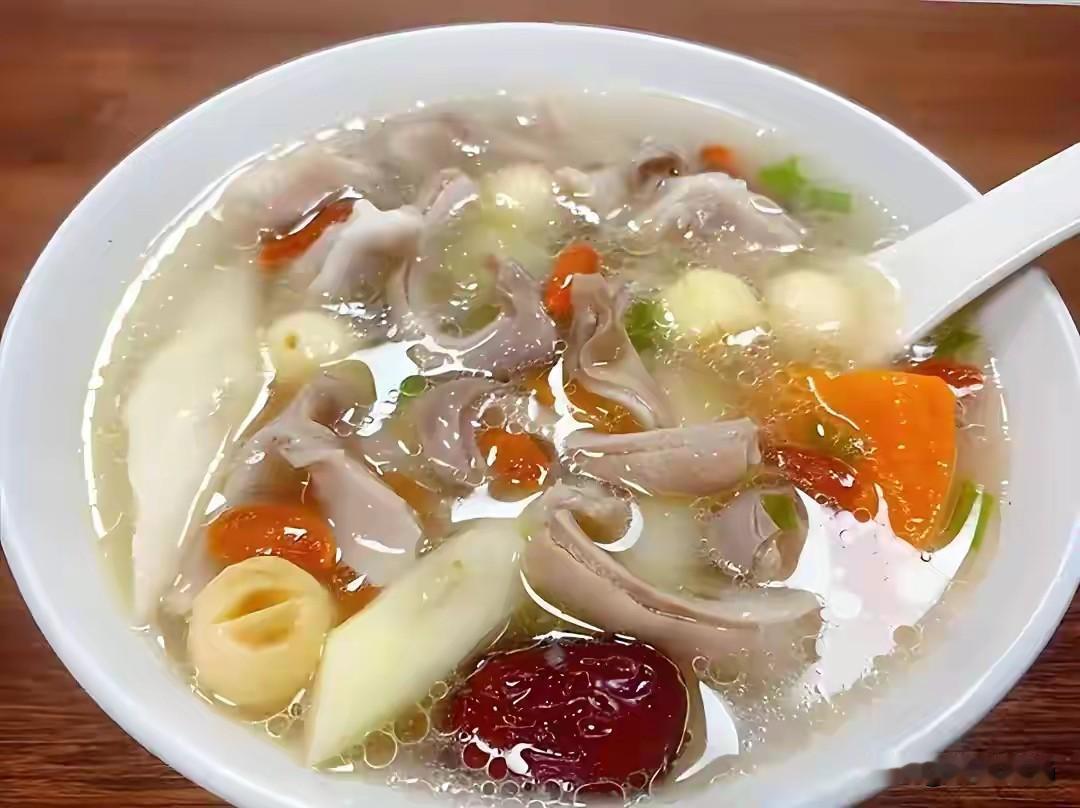 大雪吃三宝是指哪三宝大雪吃三宝是指羊肉、萝卜、山药这三样食材。大雪节气天气寒冷，