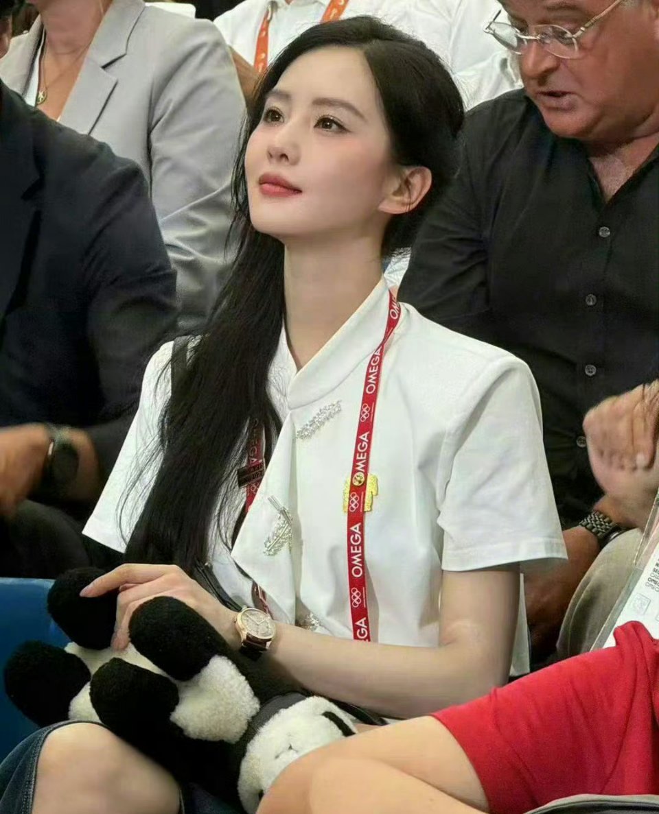 #刘诗诗穿新中式看击剑#刘诗诗现身巴黎奥运会现场，一身旗袍新中式，好温柔[哇]！