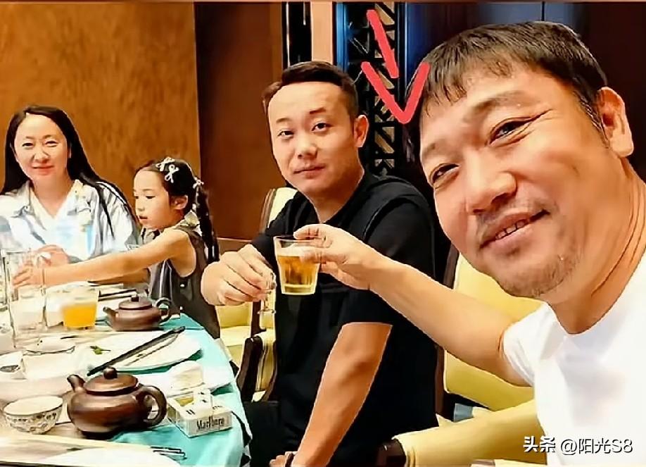 贾冰的事再次给公众人物敲了警钟！
看似一个普通的饭局，硬生生火遍全网。
本是同学