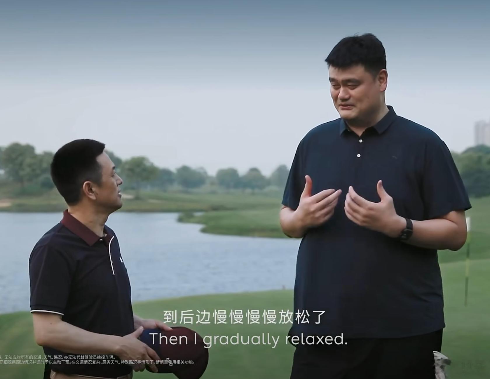 哈哈哈，斌哥在姚明面前像个小孩子，这对比感太直接了