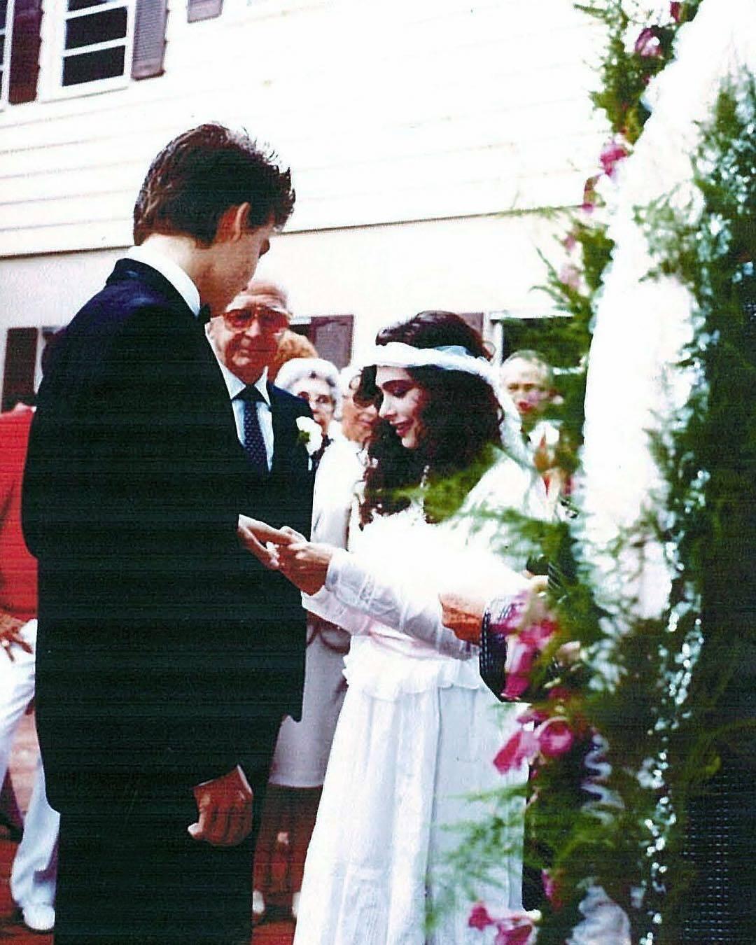 1983年，约翰尼·德普和第一任妻子洛莉·艾莉森的婚礼，这段婚姻仅维持了3年。 