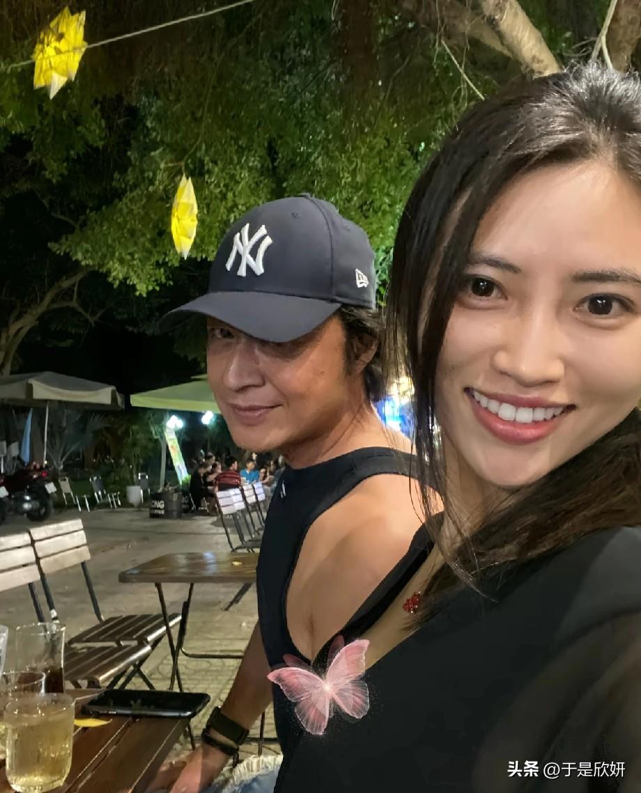 63岁马景涛路边摊小酌！小26岁女友甜笑同框，无惧年龄差太潇洒
 
谁能想到，曾