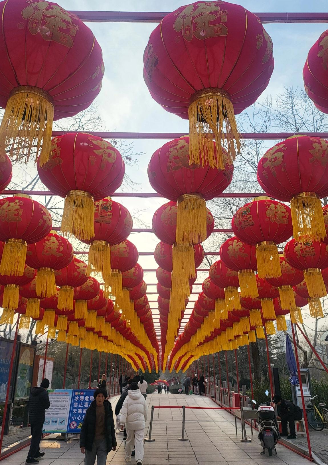 我们先看看年味消失的真正原因，很多人说没有年味了，是因为不让放烟花、不让放鞭炮，