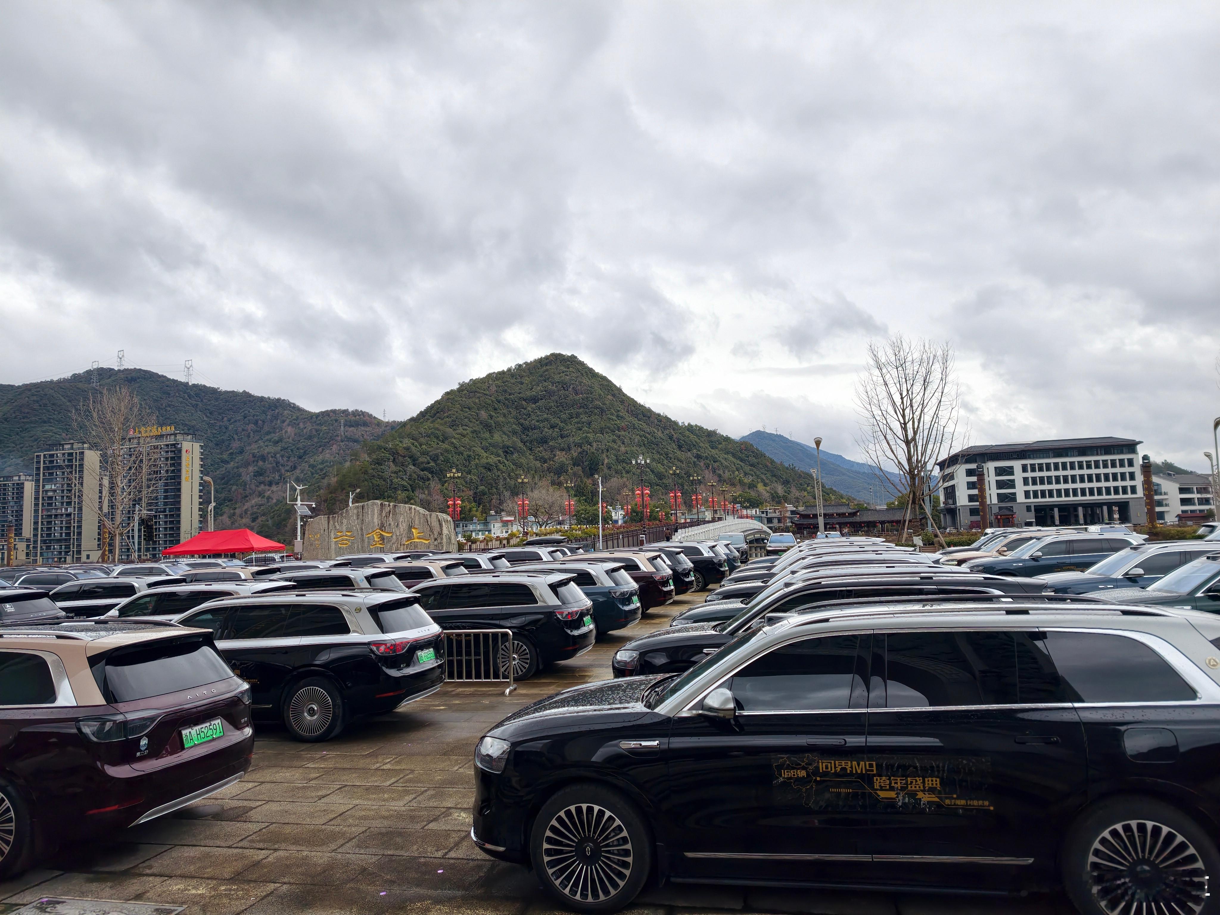 这次168辆问界m9跨年盛典全是车友们自发组织的，大家都是从五湖四海自驾过来的，