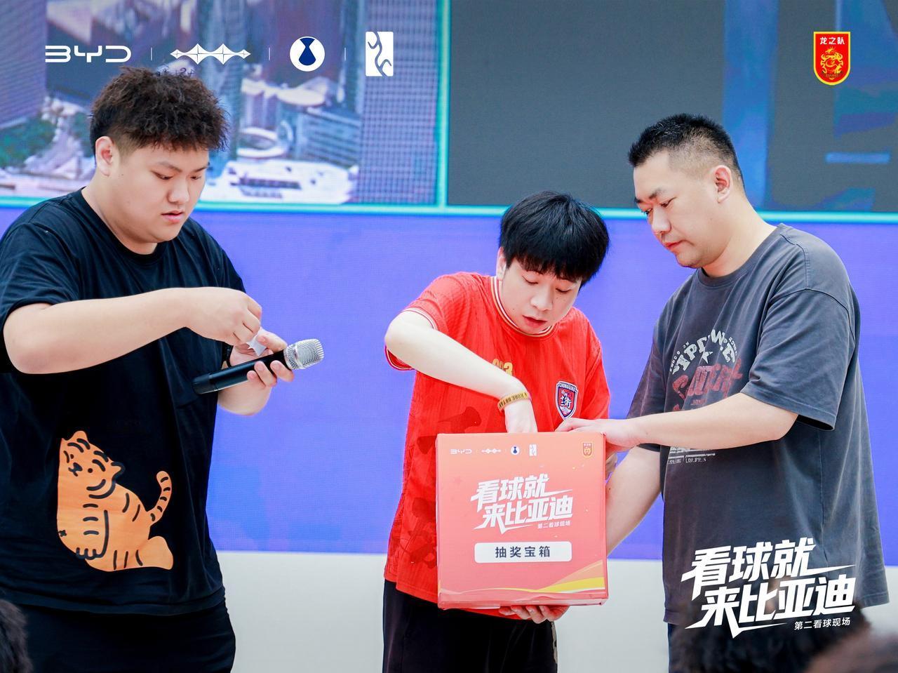 比亚迪第二看球现场｜重庆站
7月5日，重庆车主与球迷齐聚比亚迪第二看球现场观赛，