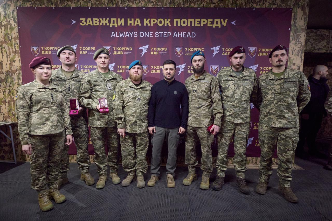 法国国际广播电台11月5日报道：“11月4日，泽连斯基出现在俄乌正在拼死一搏的波