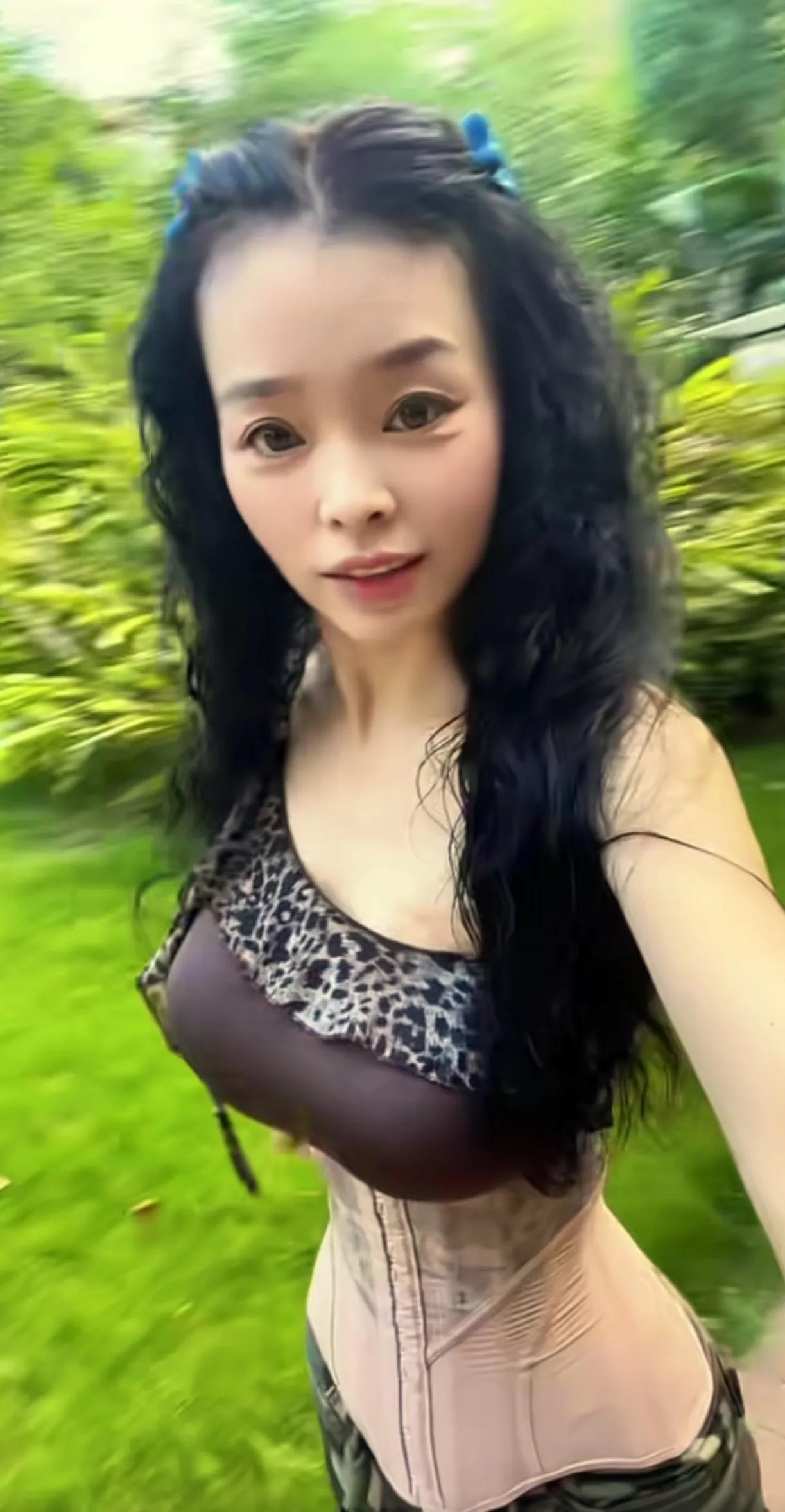 身材也太好了，腰是真的细。