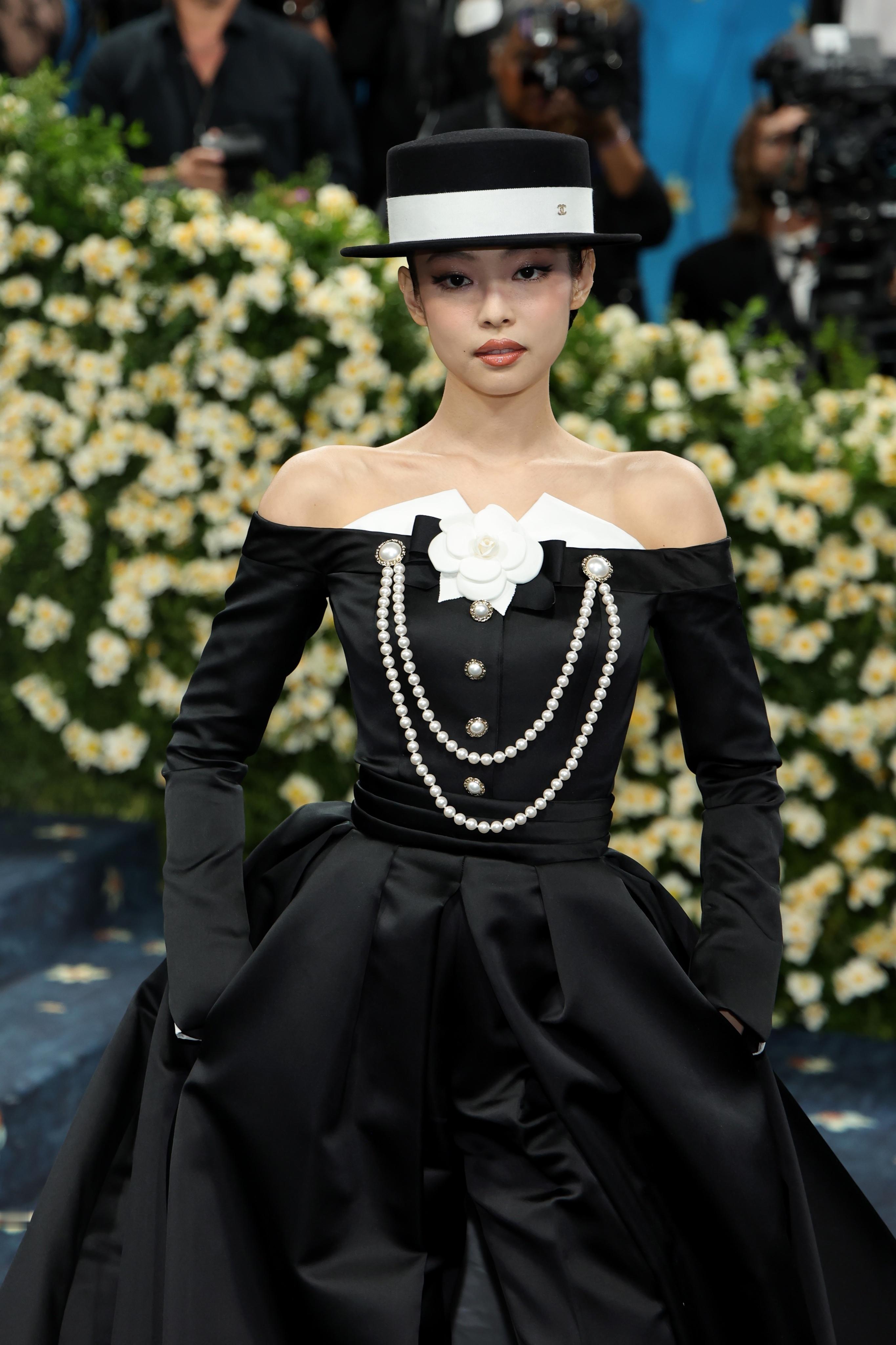 JENNIE × Met Gala 2025.CHANEL 优雅美猫上线🎩🖤