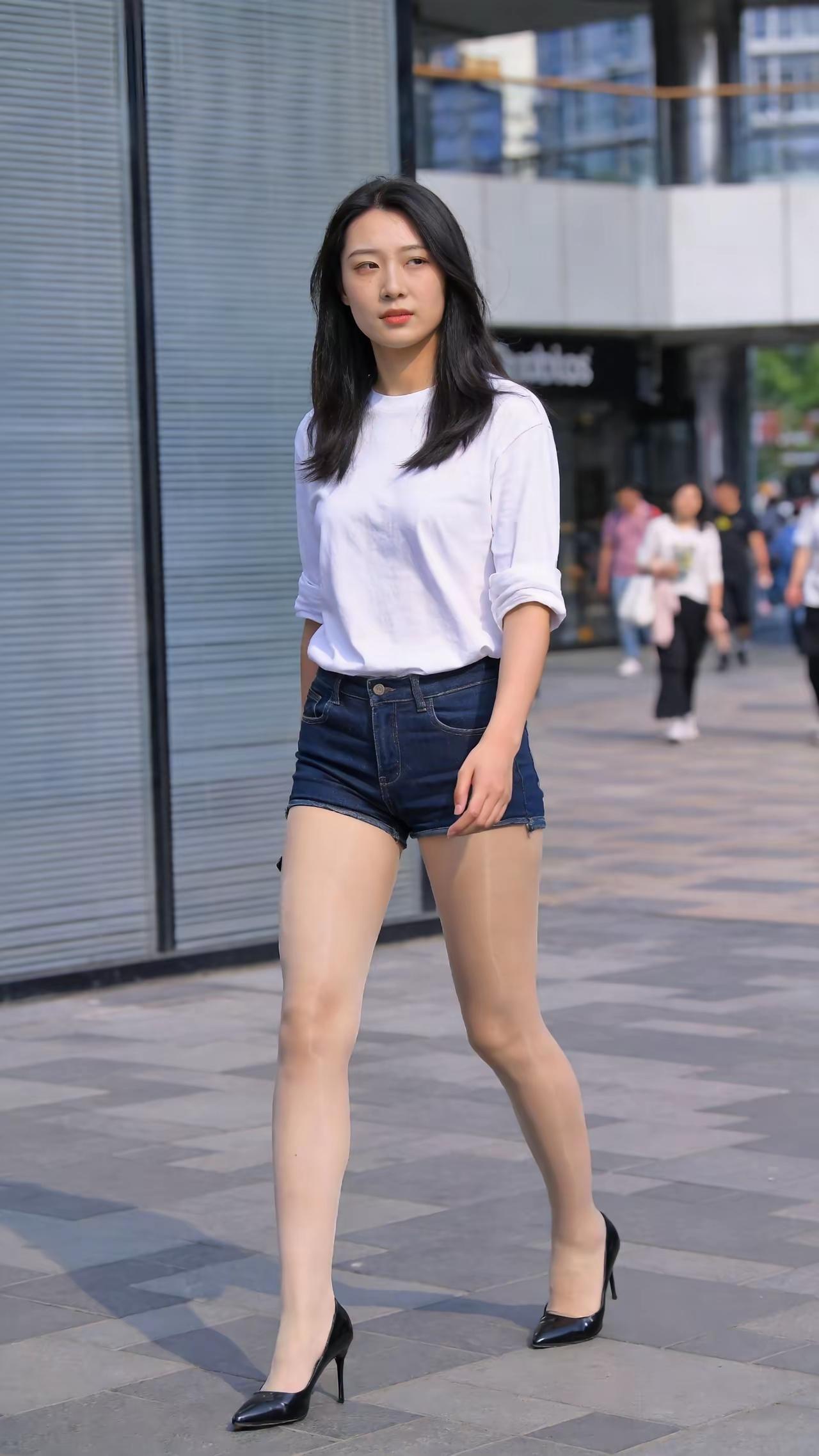 在广东这里，季节似乎在悄悄地进入热天，人们都开始穿搭乱衣风起来了，短半袖+牛仔裤