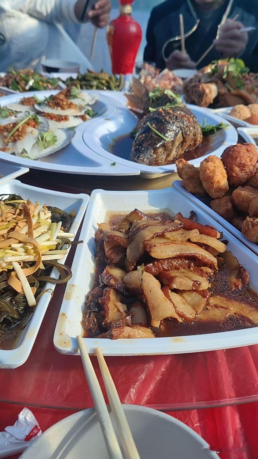 冬日生活打卡季农村赶大席真的是热闹呀!比城里结婚热闹多了。这菜儿整得挺硬呀！不比