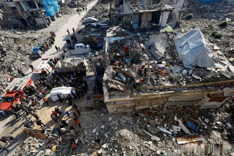 照片：民防搜查倒塌的加沙房屋，寻找幸存者图1 2025年12月16日，在加沙市沙