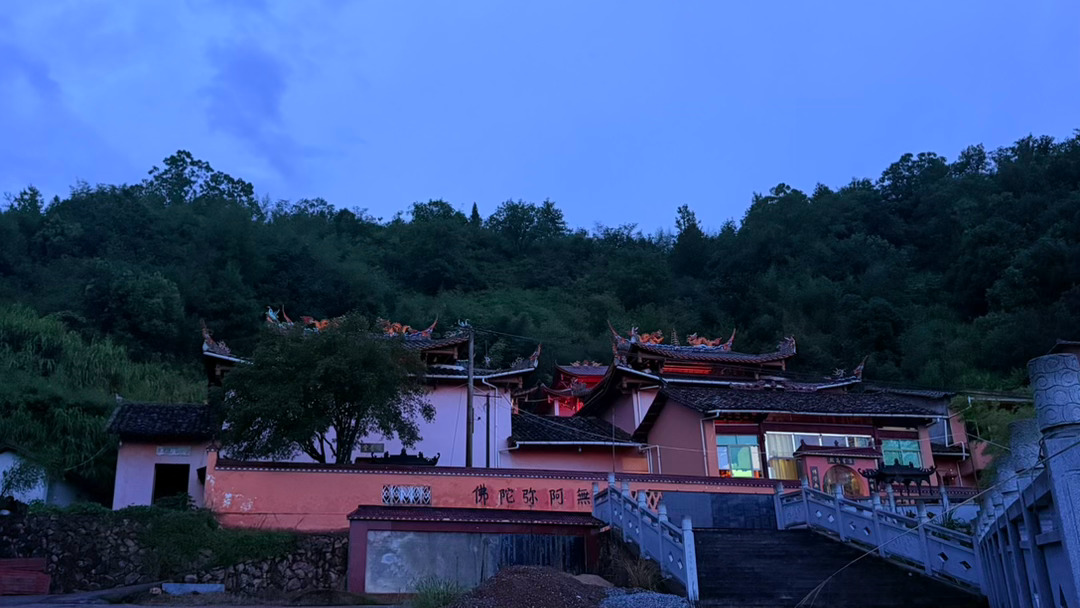 几乎每爬一座山就要经过一寺庙以前我总不明白那些求神拜佛的人到底为什么现在我也没想