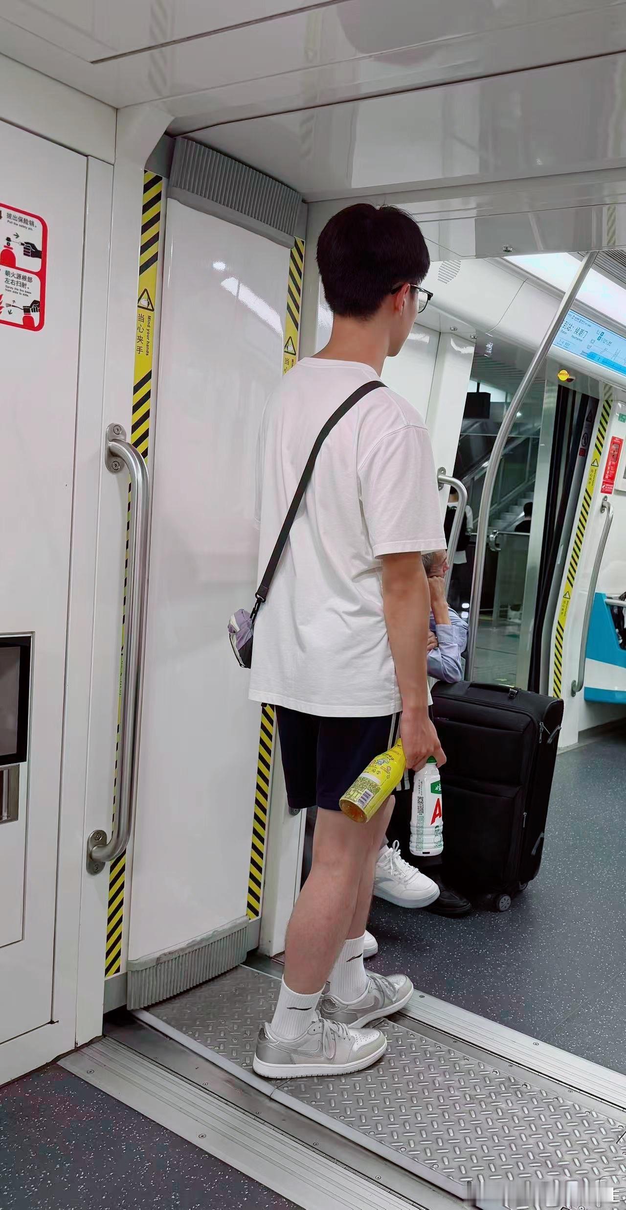 地铁偶遇帅哥[污][污][污] ​​​