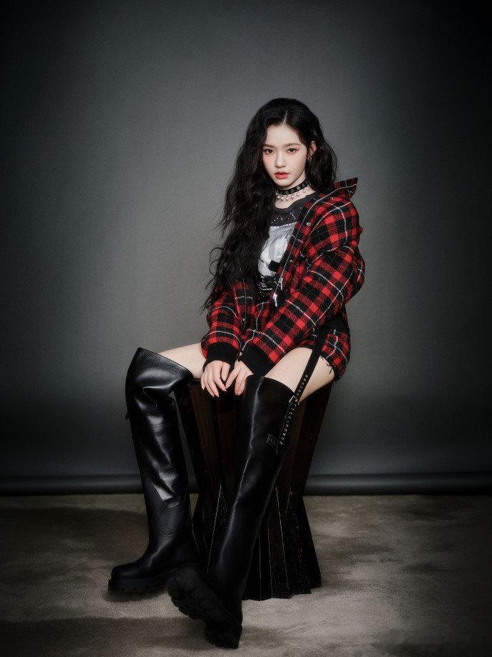 林允这个妆造好像洋娃娃 林允的红格辣妹妆造真是让人眼前一亮！不仅酷辣十足，还透露