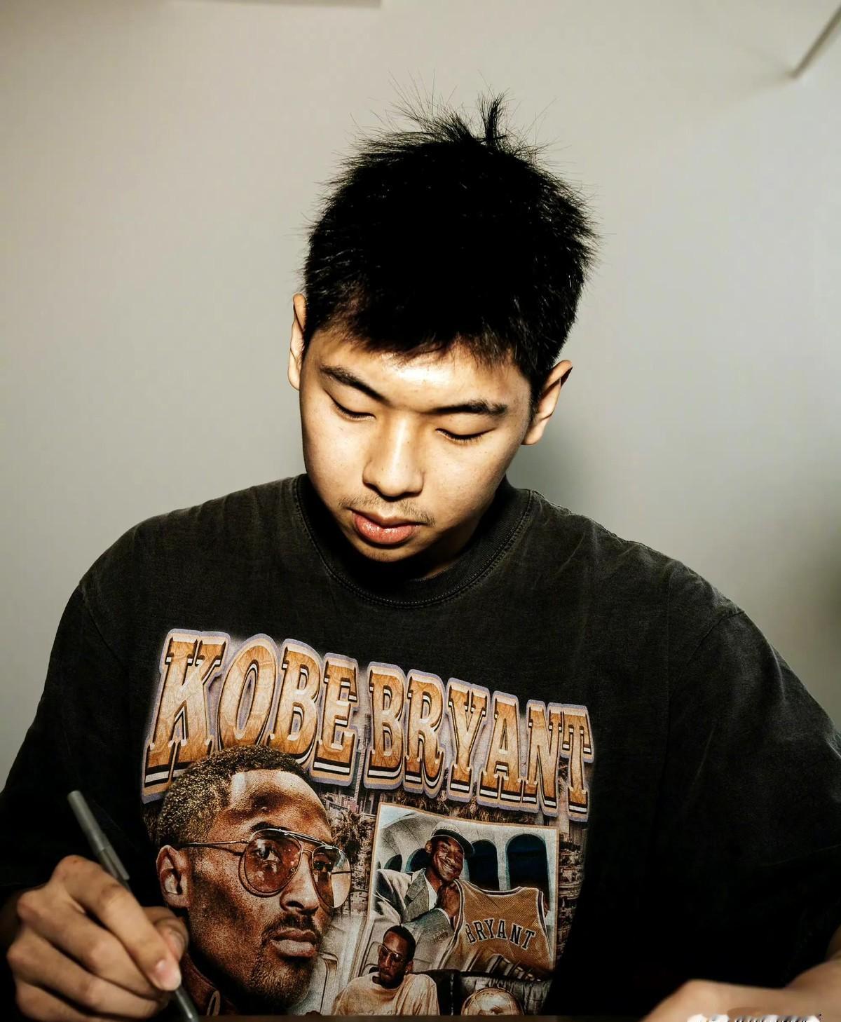 小崔终于追梦成功，与篮网正式签订双向合同，新赛季有望在NBA赛场上亮相。之前一直