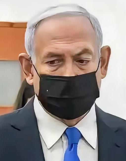 这一幕，终究还是落槌了。
内塔尼亚胡，这位在政坛翻云覆雨几十载的硬汉，今天成了以