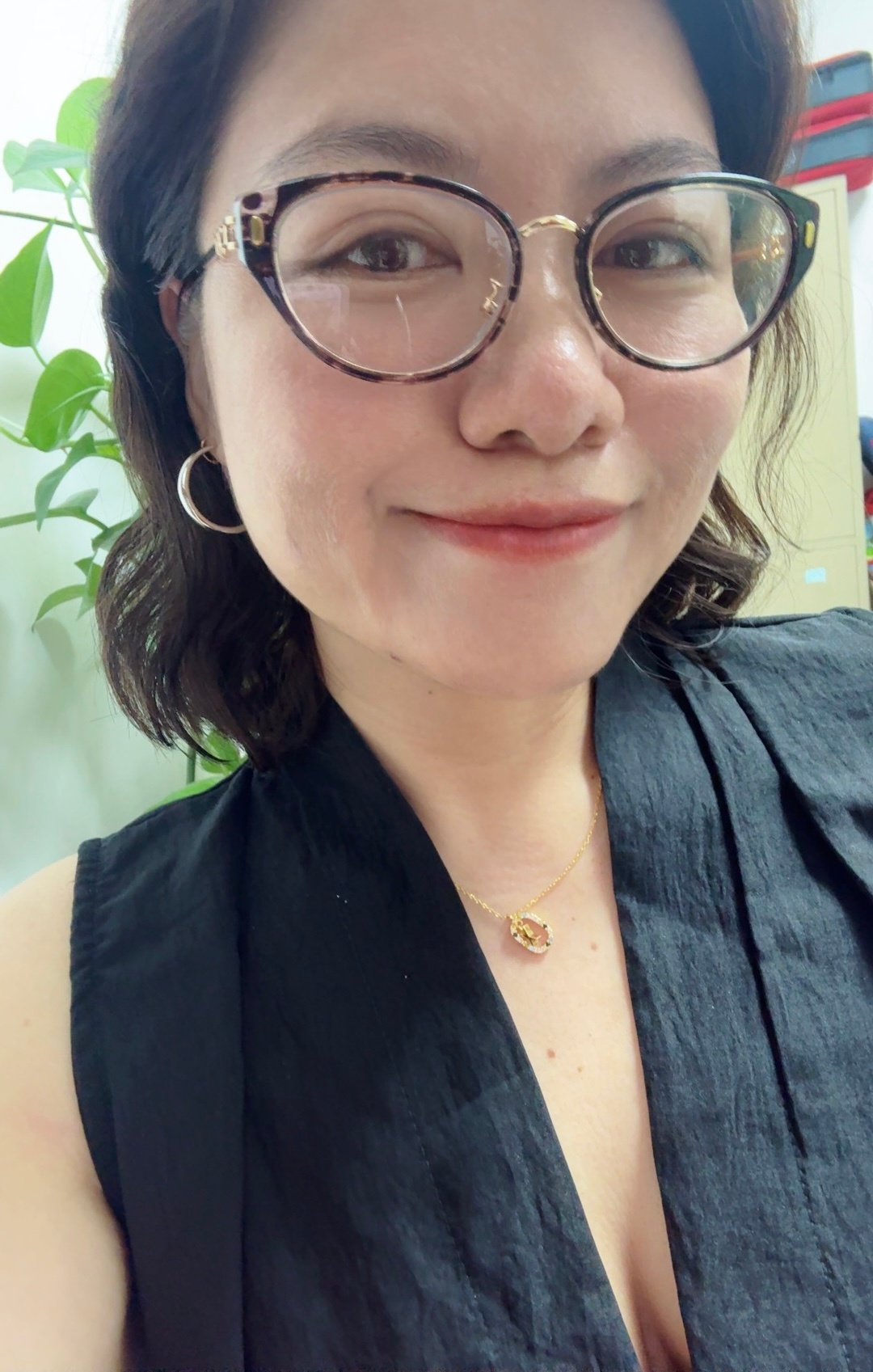 换了个拼嘟嘟眼镜，两边50°都戴的我眼晕。图二是昨晚带老二逛街买的刨冰，好吃😋