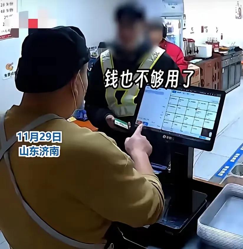 这天中午，一个穿黑衣服的小伙子走进餐馆，就只要了一碗白米饭。老板问了才知道，他兜