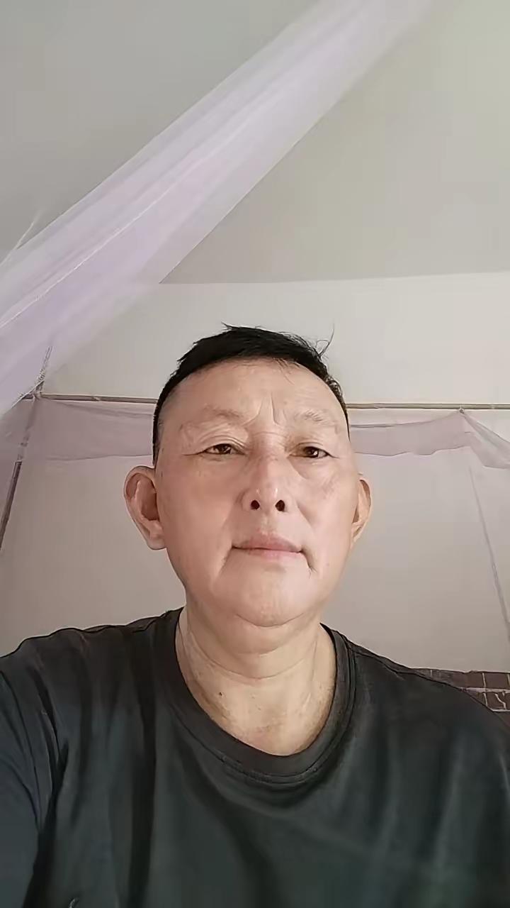 千万不要买月饼，也不要吃月饼了。为啥？

因为这玩意儿早就不是食物，而是商家玩得