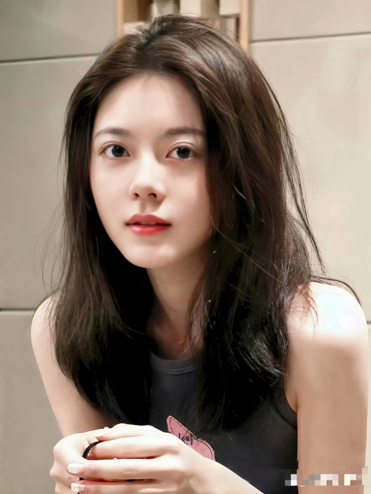 赵今麦小小的脸上全是五官，很直观的骨相优势 ​​​