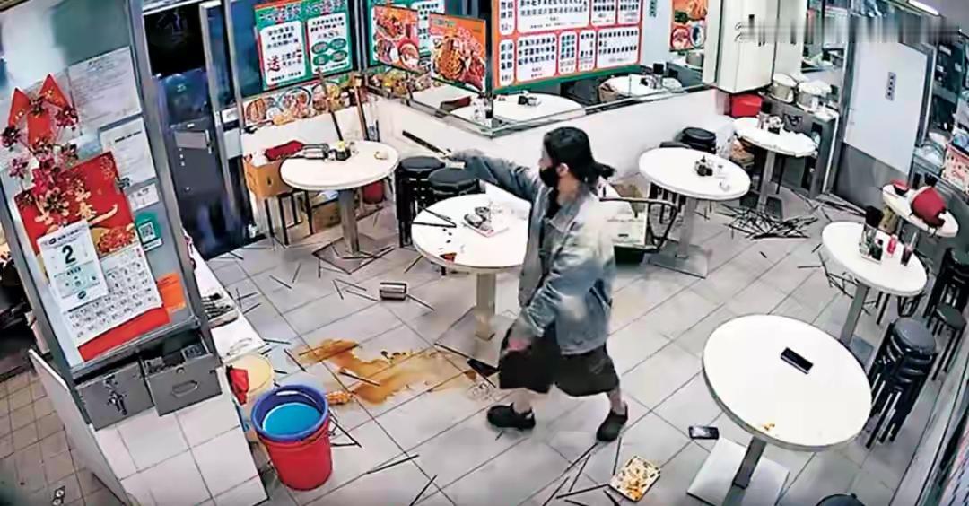 就因为付费时手机没电，就情绪失控，抢夺菜刀，毁坏财物，还袭警，嚣张女这次恐怕要“