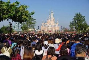 五一期间，一位父亲带女儿在迪士尼排队3小时仍未玩上项目，因普通通道排队通过缓慢甚