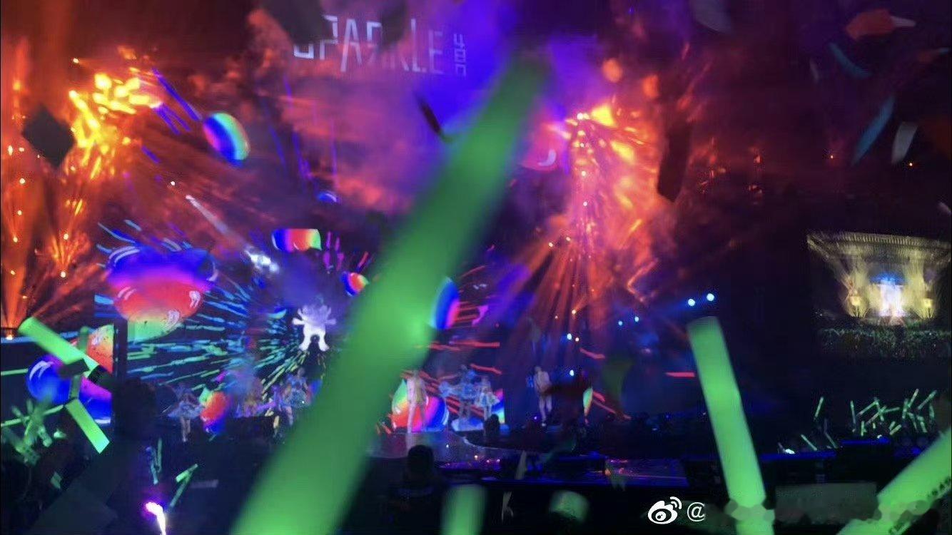 大张伟演唱会是大型治愈疗伤场  大张伟的演唱会，是一场心灵的盛宴。他通过音乐告诉