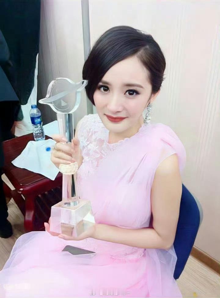 杨幂双料视后了给大家隆重的介绍下，杨幂是金鹰视后➕总台视后的双料视后达成者，其次