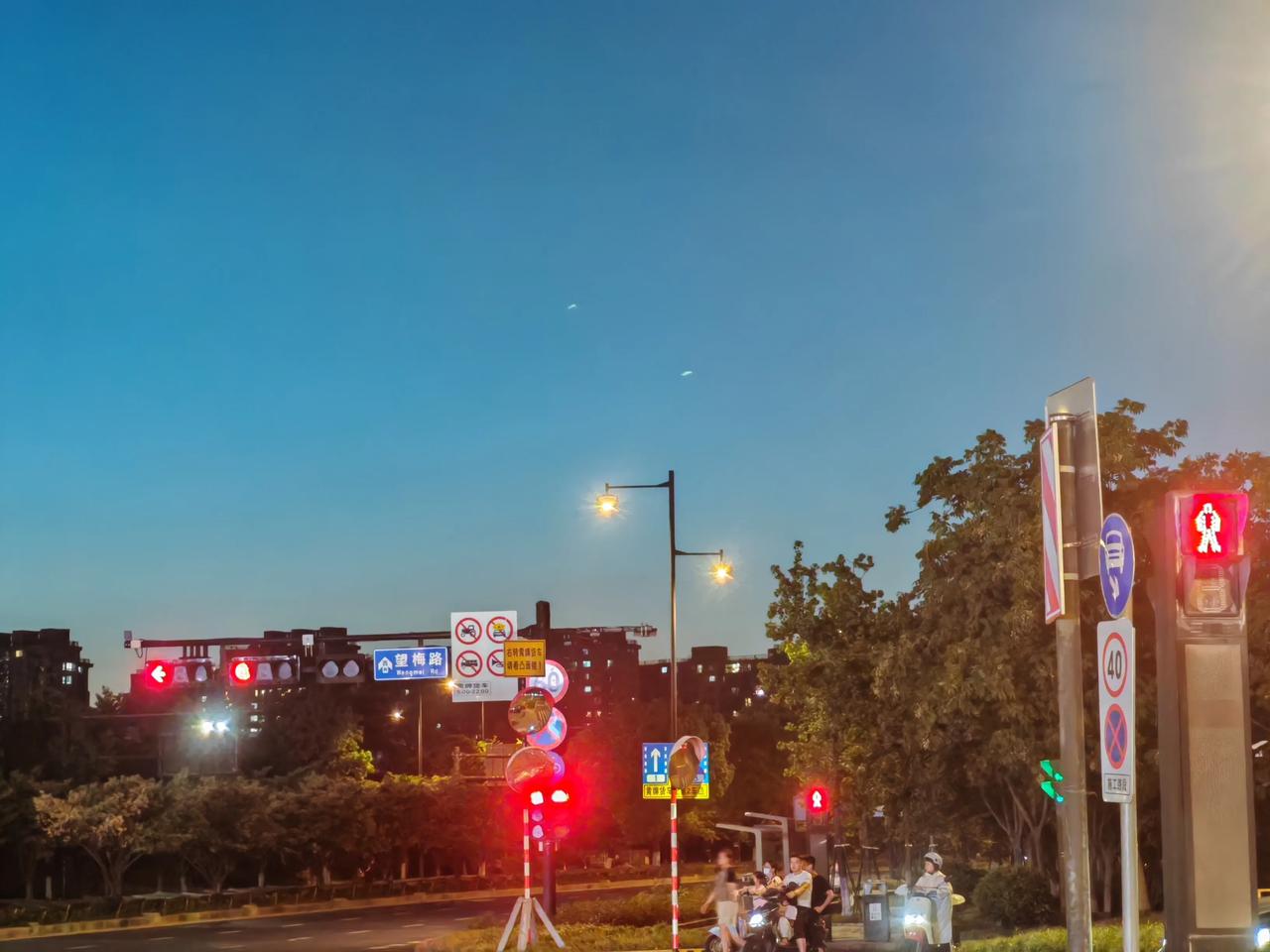 你努力工作挣钱是为了什么?
我拼命挣钱，不过是想不被生活推着走，
能对自己不喜欢