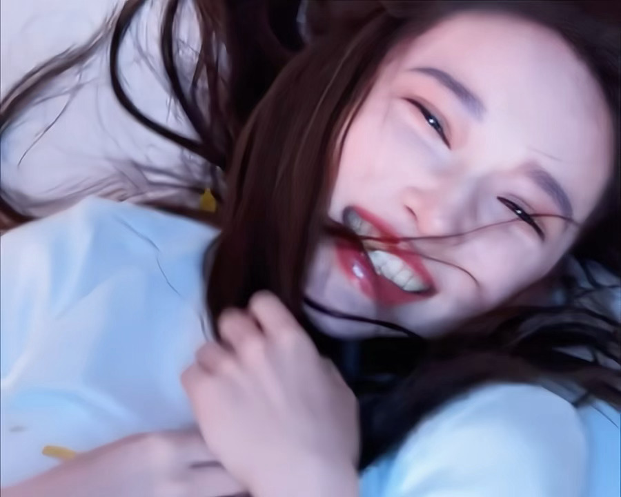 呢喃软语编织成明眸笑颜 
