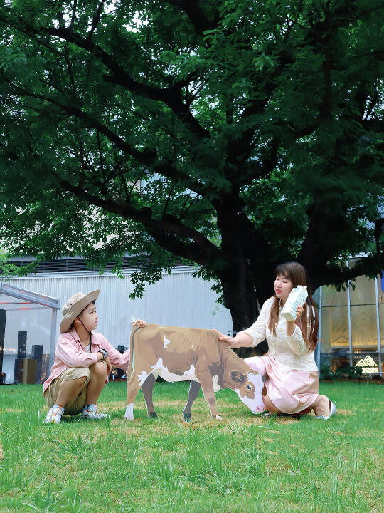 带娃闯入草原奶牛的鲜奶世界🌍