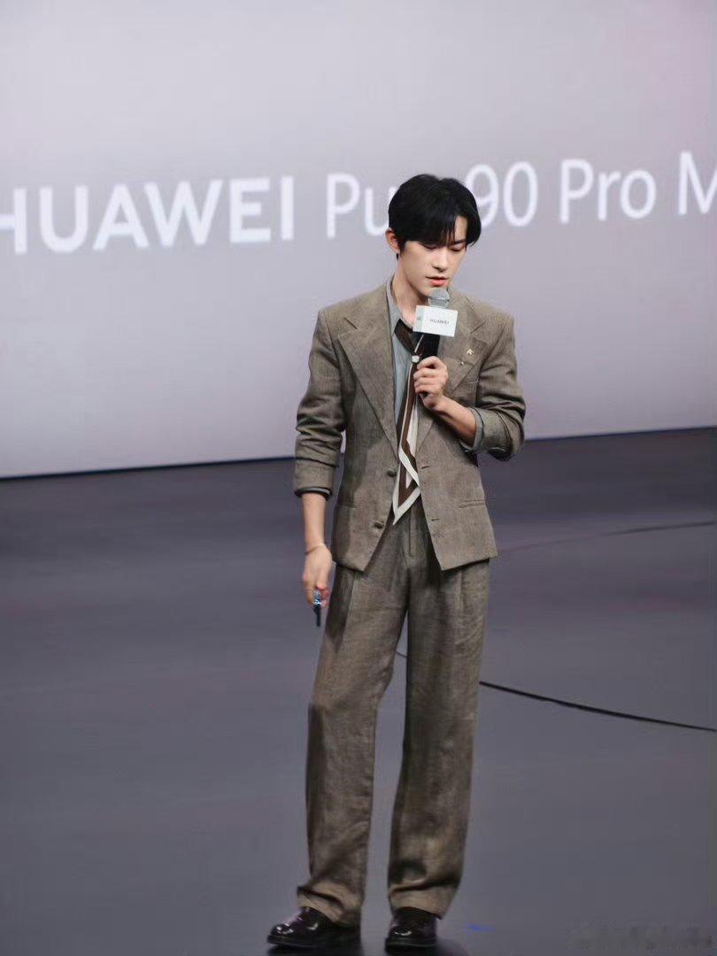 易烊千玺现身华为Pura90发布会谁还没看华为Pura90的发布会！易烊千玺现场