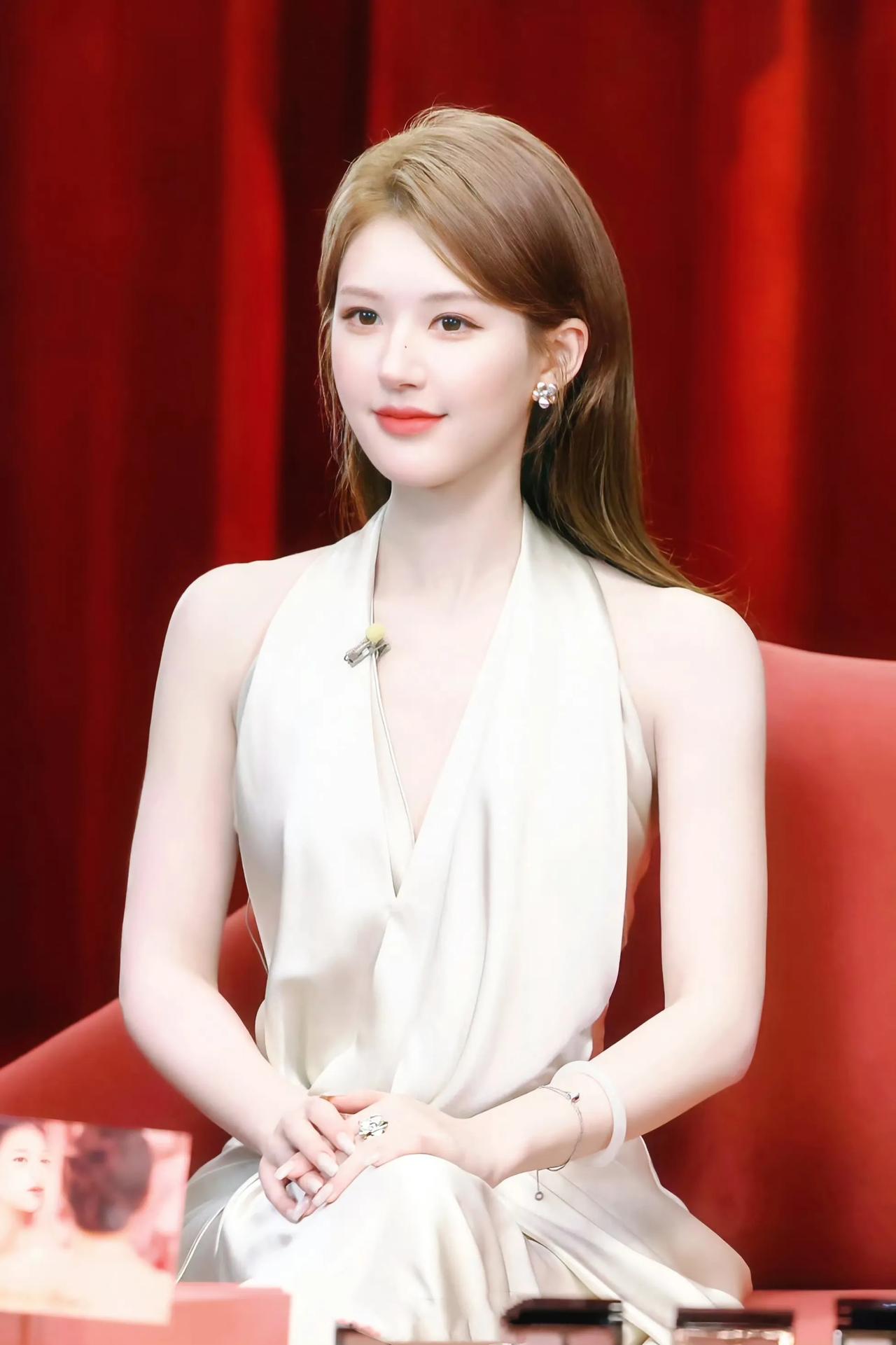 赵露思回应整容争议：变脸是妆发？网友吵翻天！谁能想到，演过甜妹专业户的赵露思，最