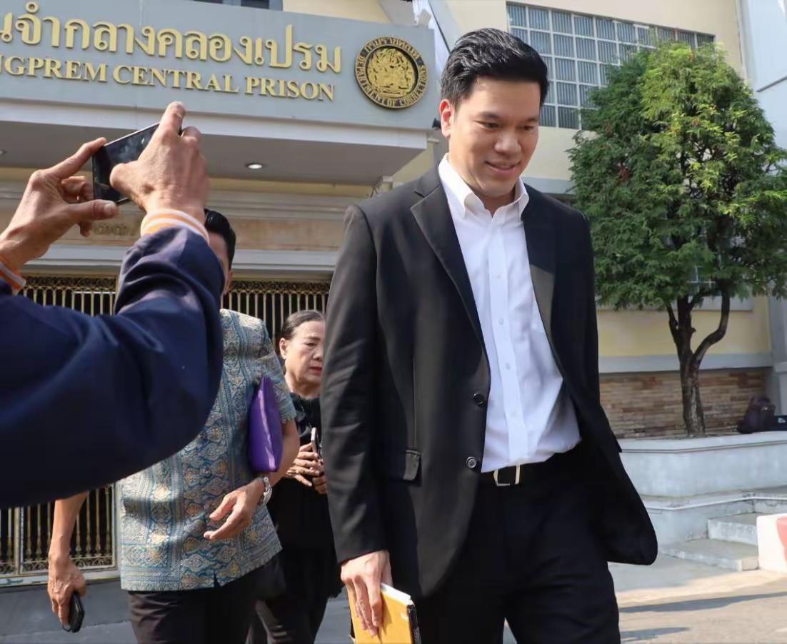 佩通坦不管怎么进行交换，短时间内想重回政坛还是有点难度，毕竟犯过错误，而且为泰党