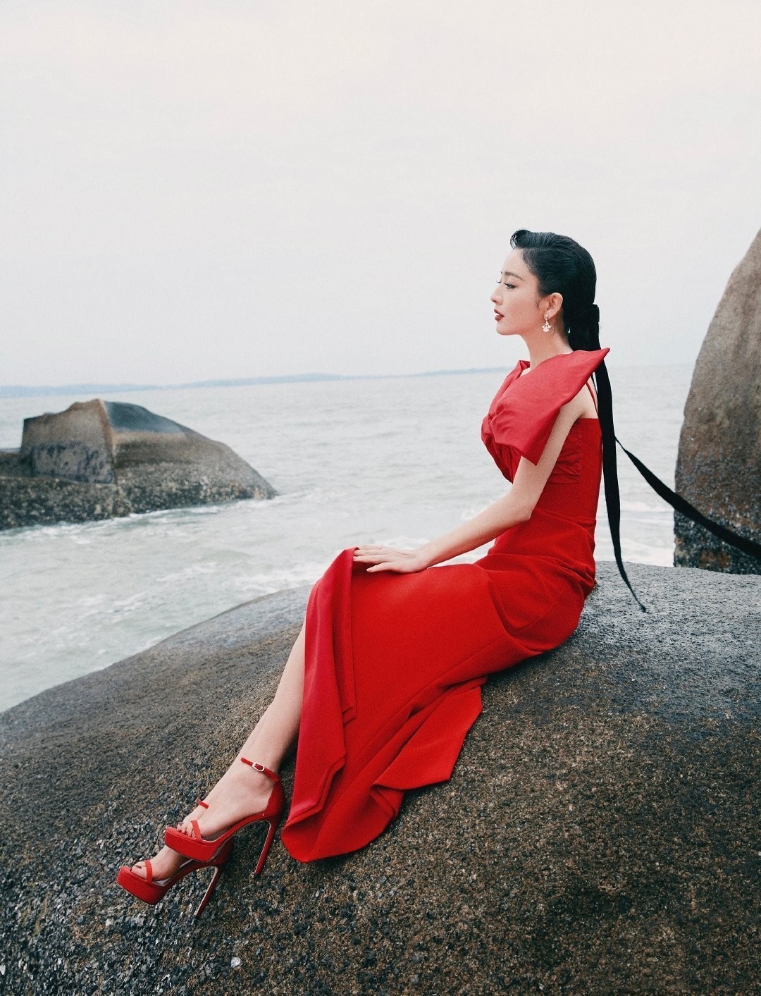 佟丽娅，红色长裙，热烈灵动优雅。佟丽娅