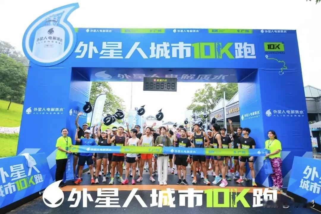 “跑着跑着发现，我发现这10公里赛道比做年度报表简单多了。” 五千步就能刷爆朋友