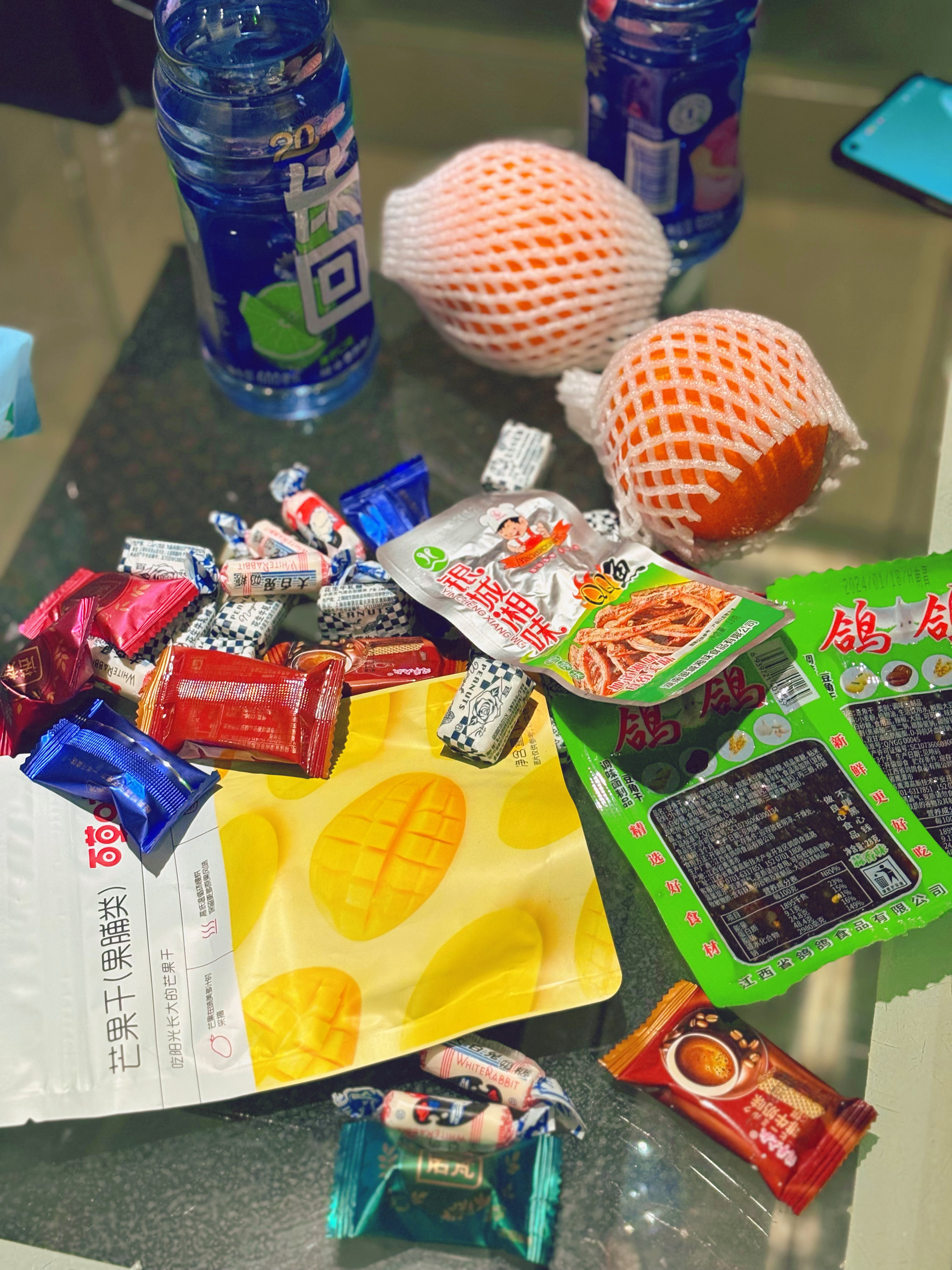 彼此看着长大一起听郑智化黄家驹的发小揣着吃的喝的带我来唱郑智化黄家驹了。还当我是