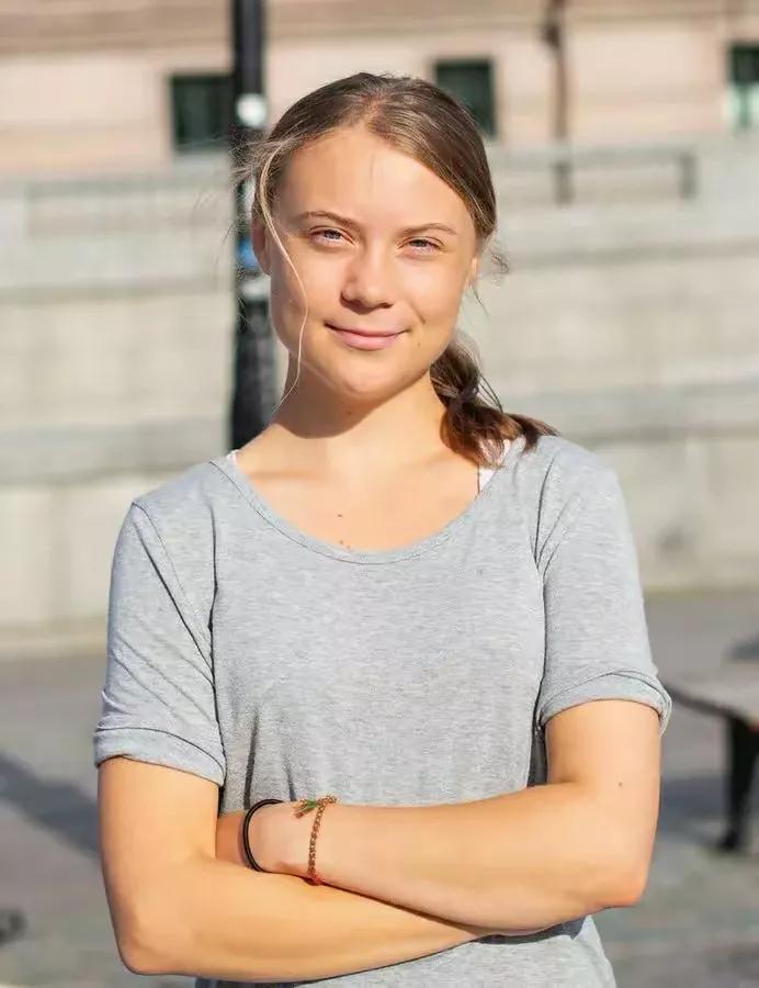 环保女孩长相很怪，这么大一张脸，却是个尖尖的下巴能开瓶盖。现在她发胖了，也不显尖