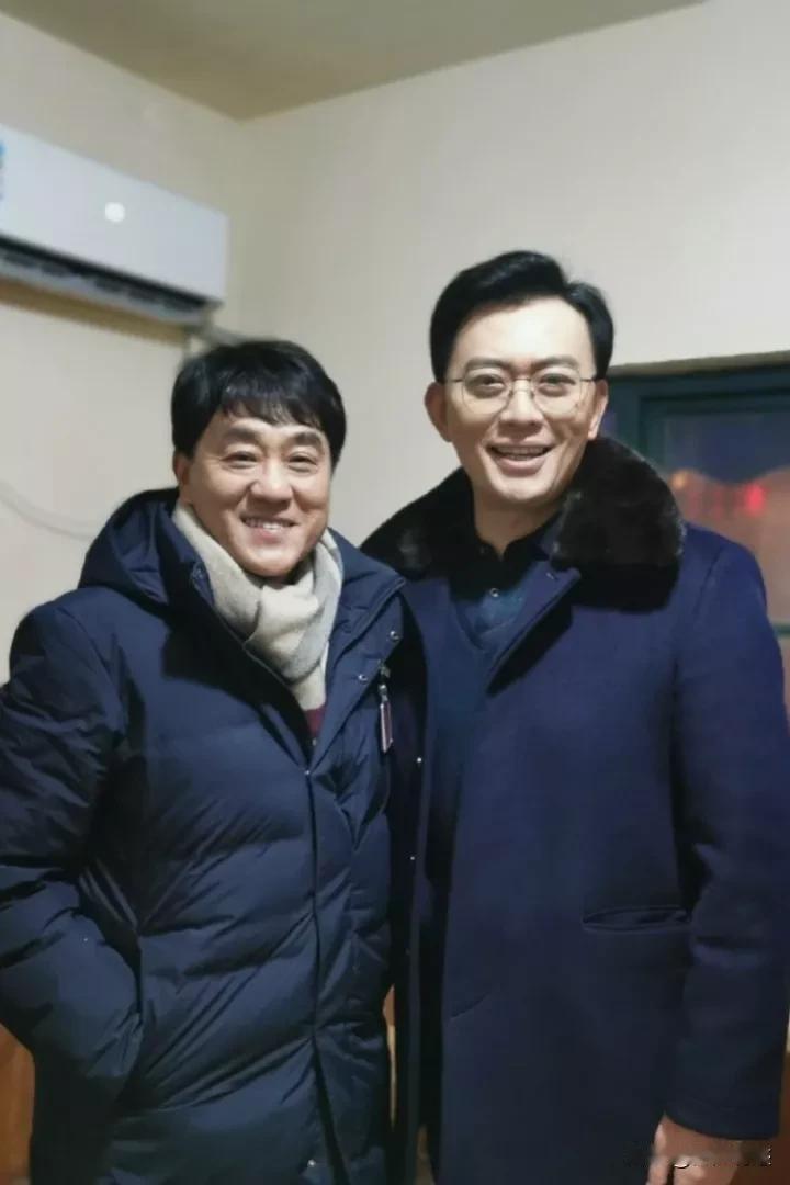 左边那个老干部看起来特别眼熟啊？可是怎么也想不起来了？
