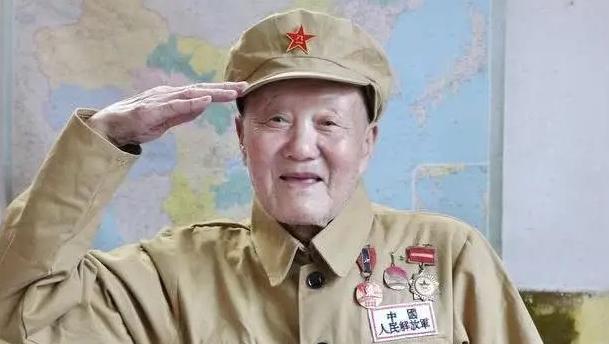 1948年3月，时年24岁的张富清参加中国人民解放军，成为西北野战军359旅71