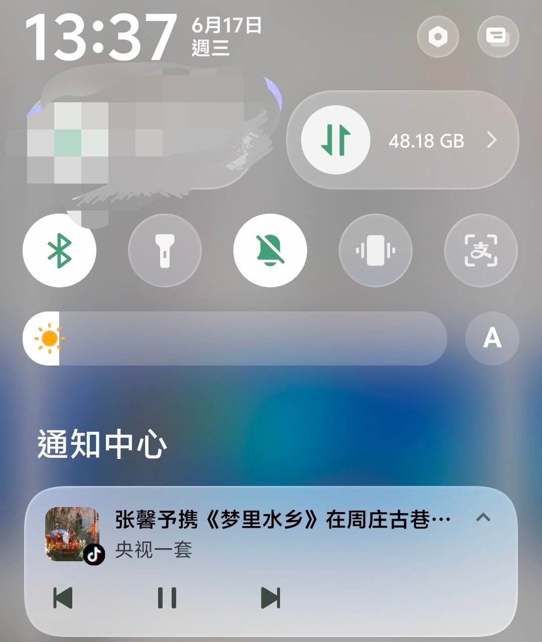 要不张馨予跨界当歌手吧，春节单曲循环了好多天，，然后前两天发视频用了当bgm，就